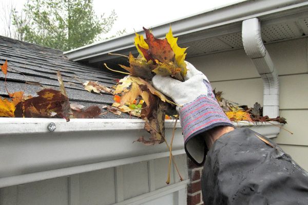 Eaves Cleaning in Yakima