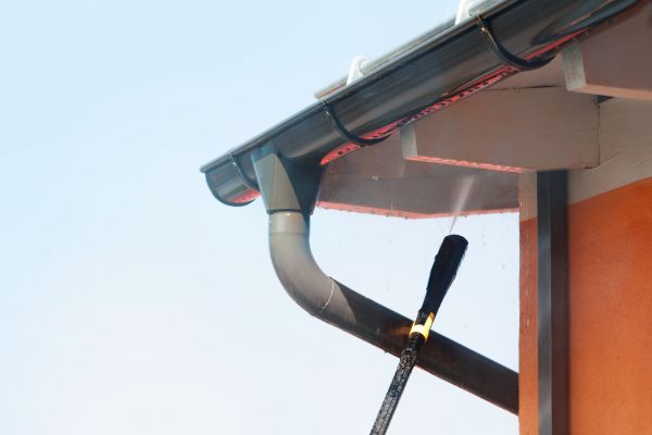 Eaves Power Washing in Yakima